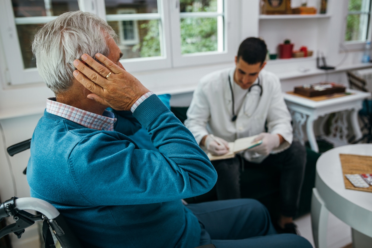 Man with tinnitus undergoing cognitive behavioral therapy with a doctor.